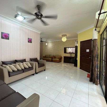 Rini Utama Homestay Секудаи Экстерьер фото