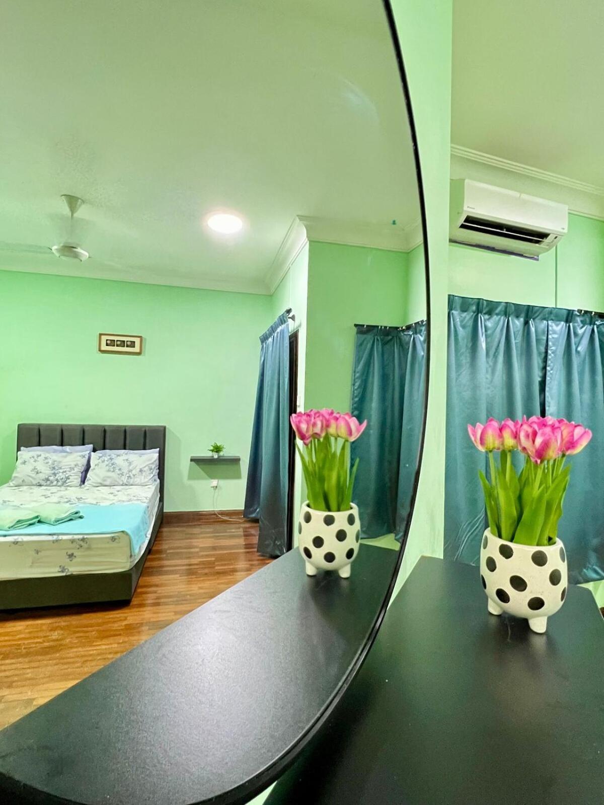 Rini Utama Homestay Секудаи Экстерьер фото