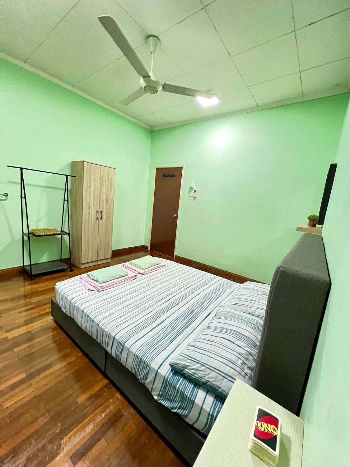 Rini Utama Homestay Секудаи Экстерьер фото