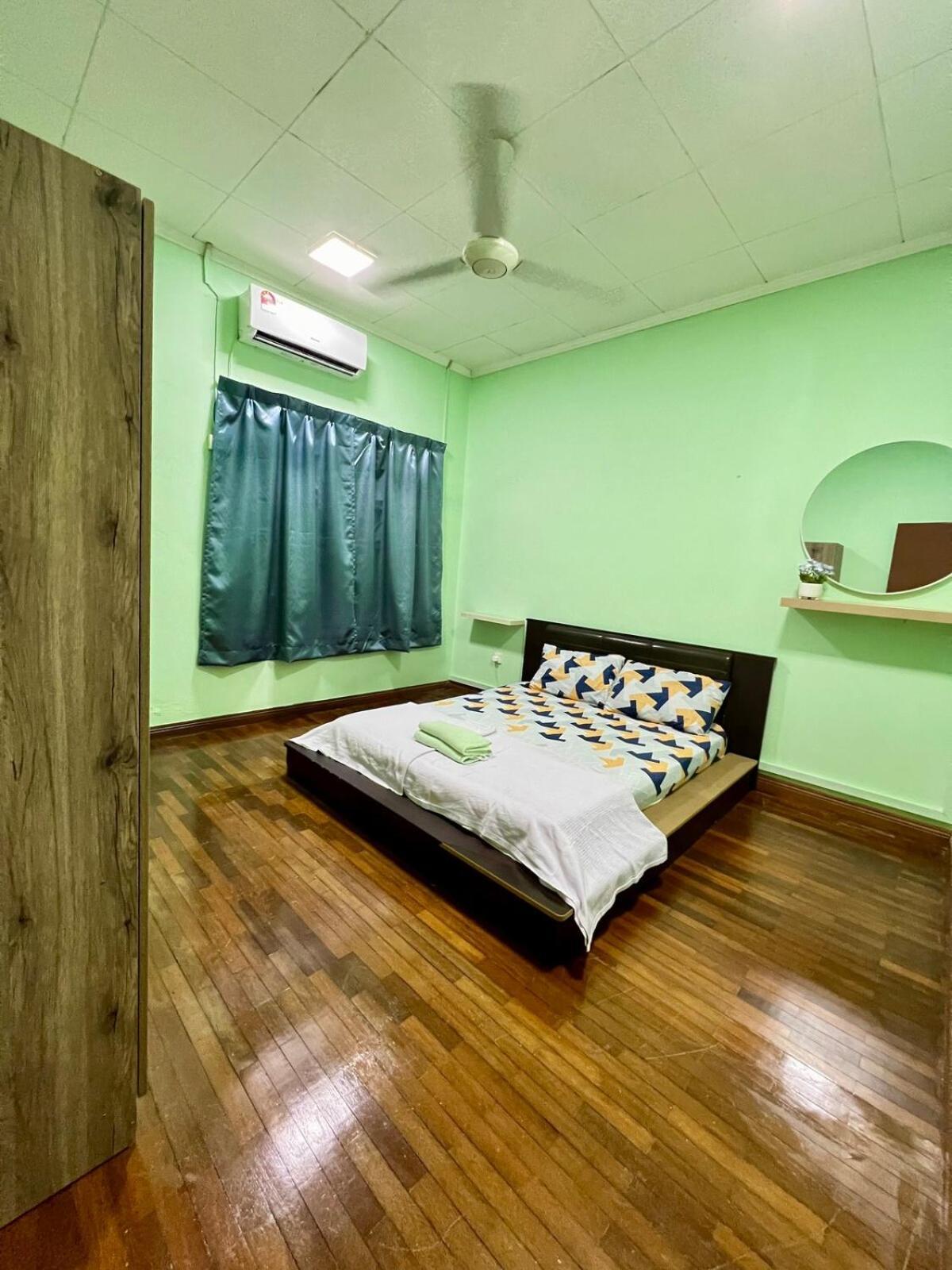 Rini Utama Homestay Секудаи Экстерьер фото