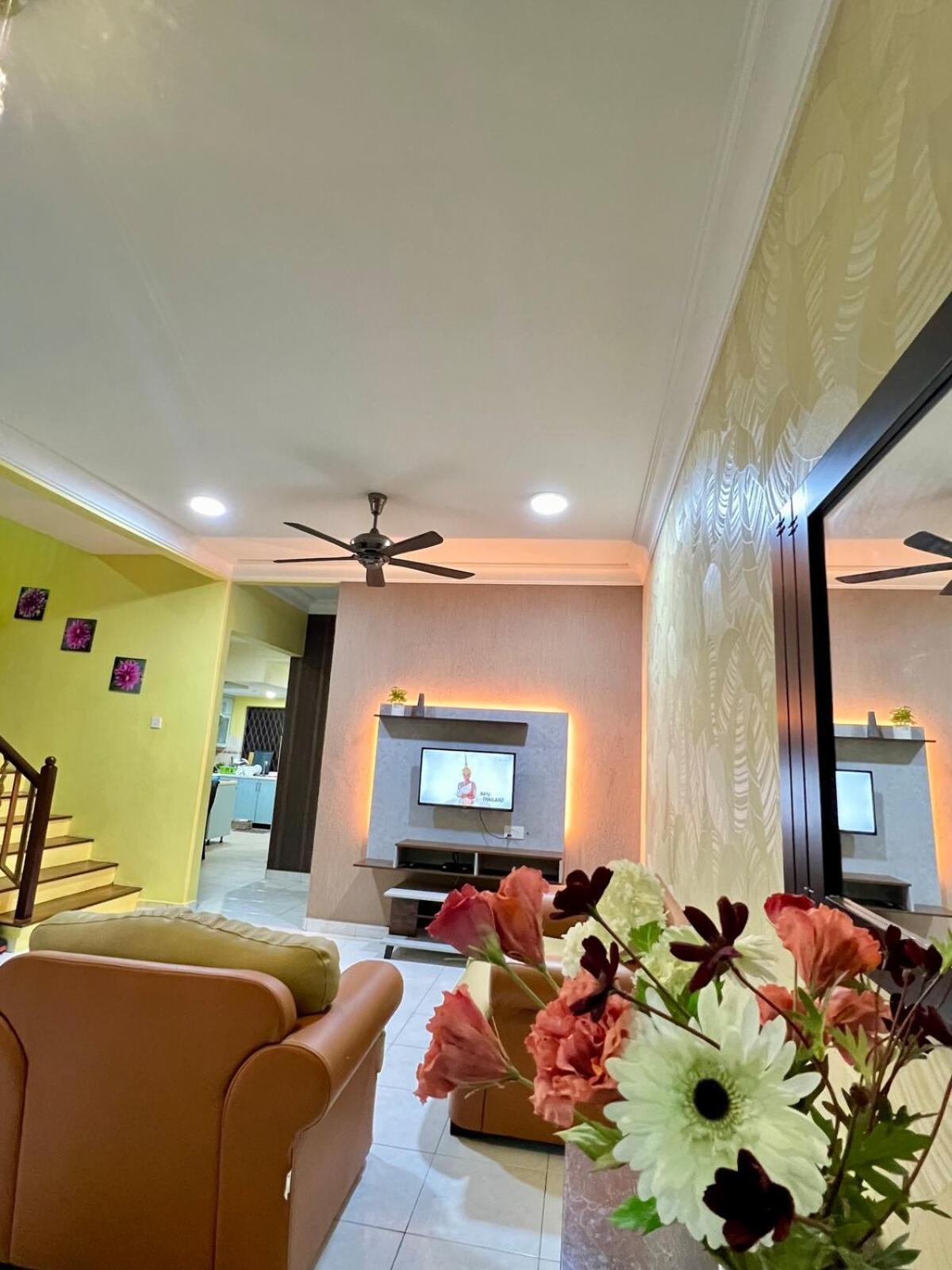 Rini Utama Homestay Секудаи Экстерьер фото